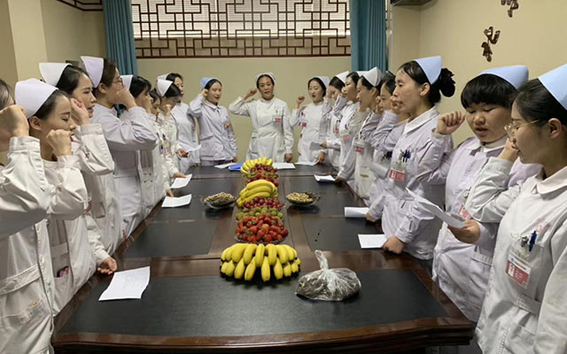 【5.12护士节】qiuyouhui球友会平台（中国）集团,举办茶话会白衣天使受表彰(图2)